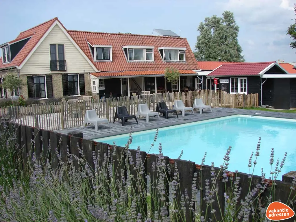 Vakantiehuis in Warns (Friesland) voor 28 personen met 8 slaapkamers.