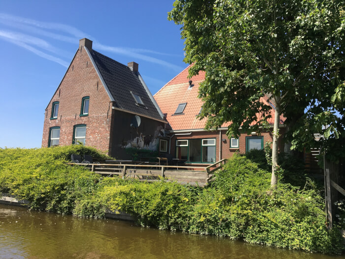 Vakantiehuis in St.-Annaparochie (Friesland) voor 22 personen met 8 slaapkamers.