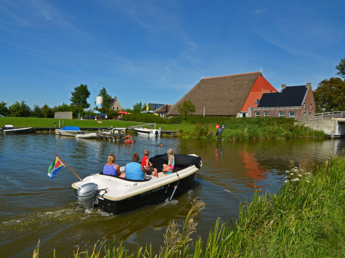 Vakantiehuis in St.-Annaparochie (Friesland) voor 22 personen met 8 slaapkamers.