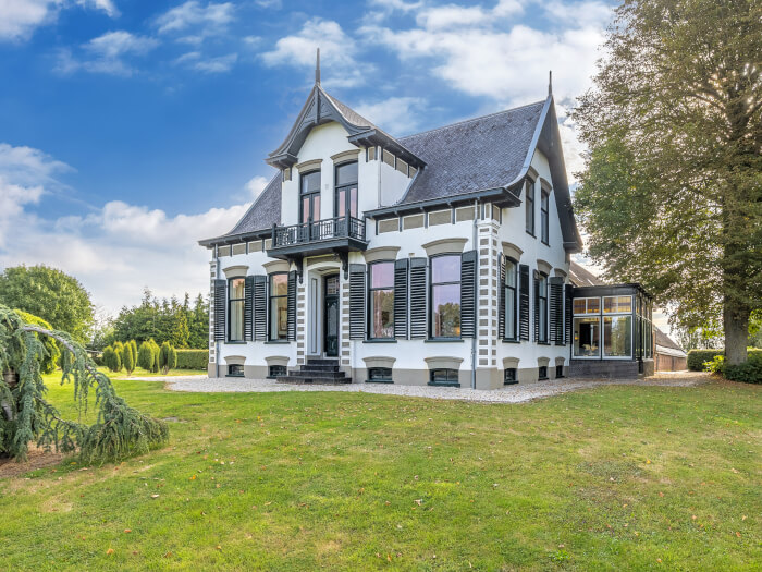 Vakantiehuis in Uithuizermeeden (Groningen) voor 24 personen met 10 slaapkamers.