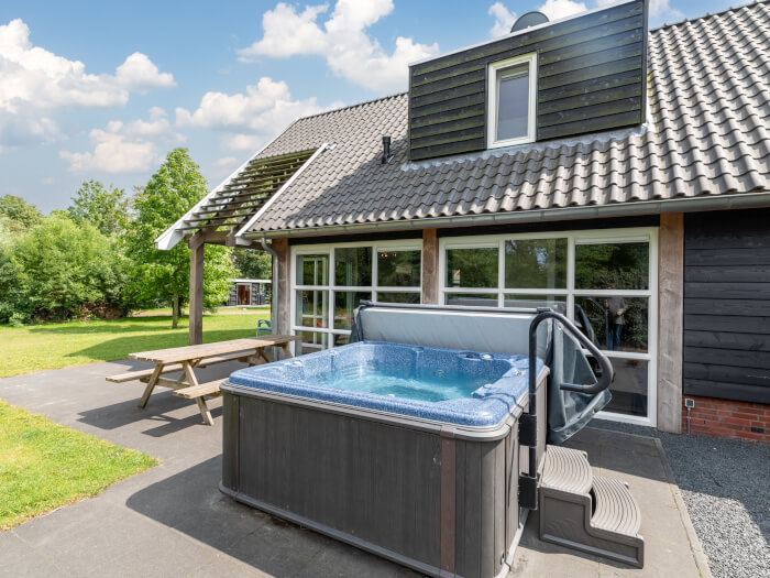 Vakantiehuis in Lievelde (Gelderland) voor 16 personen met 6 slaapkamers.