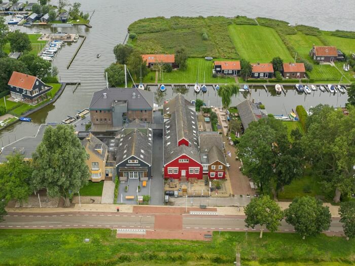 Vakantiehuis in Elahuizen (Friesland) voor 24 personen met 12 slaapkamers.