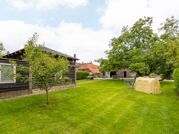 Vakantiehuis in Deest (Gelderland) voor 24 personen met 6 slaapkamers.