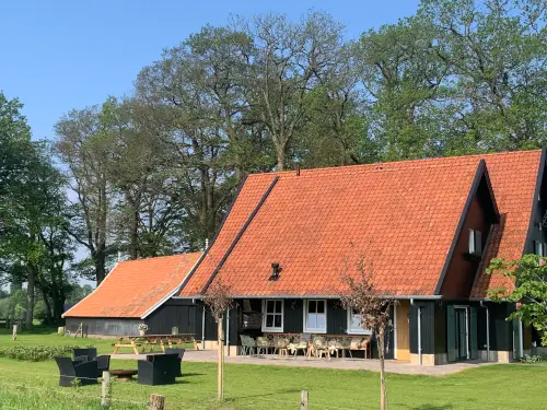 Luxe familieverblijf met hottub op een nostalgisch Twents erf