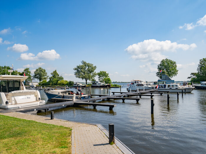 Vakantiehuis in Langweer (Friesland) voor 54 personen met 12 slaapkamers.