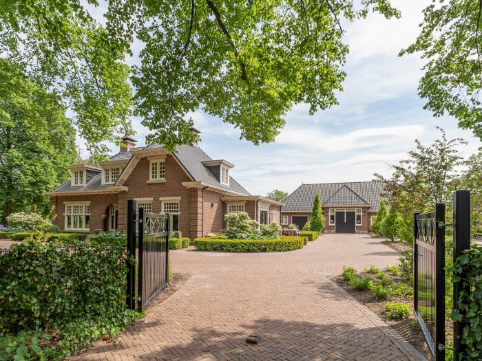 Vakantiehuis in Denekamp (Overijssel) voor 14 personen met 5 slaapkamers.