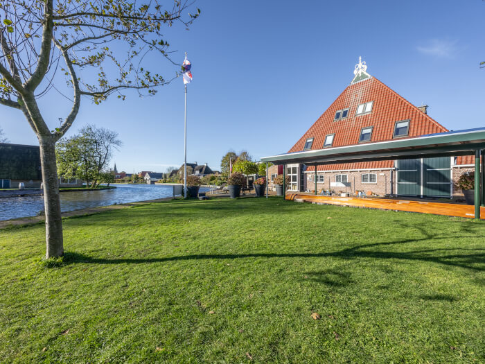 Vakantiehuis in Warten (Friesland) voor 15 personen met 6 slaapkamers.