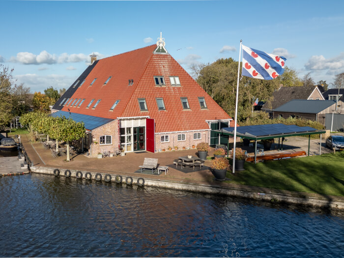 Vakantiehuis in Warten (Friesland) voor 15 personen met 6 slaapkamers.