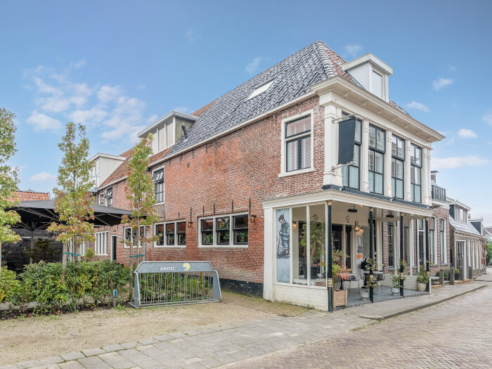 Vakantiehuis in Holwerd (Friesland) voor 17 personen met 7 slaapkamers.