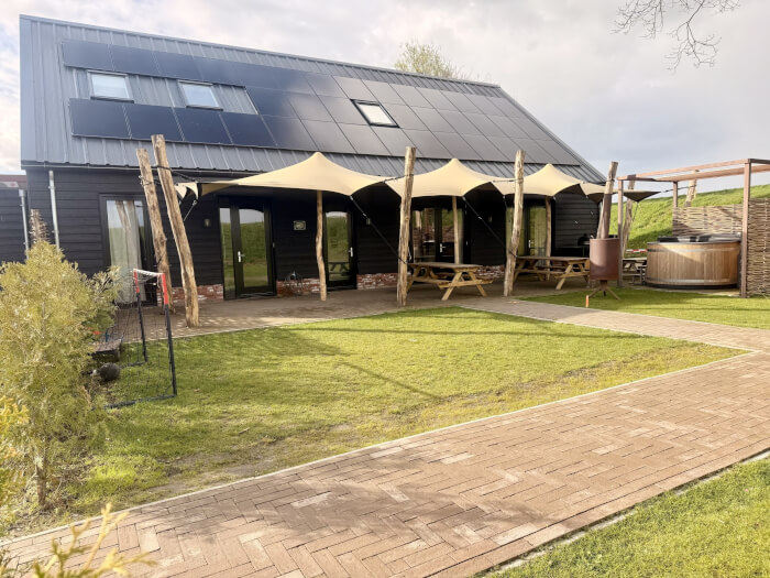 Vakantiehuis in Oijen (Noord-Brabant) voor 18 personen met 9 slaapkamers.