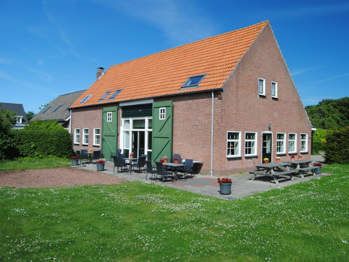 Vakantiehuis in Oostkapelle (Zeeland) voor 18 personen met 5 slaapkamers.
