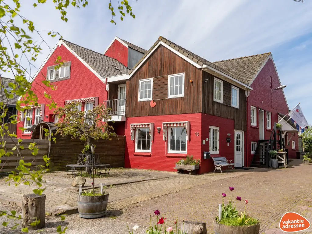 Vakantiehuis in Elahuizen (Friesland) voor 34 personen met 16 slaapkamers.
