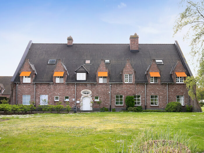 Vakantiehuis in Sas van Gent (Zeeland) voor 53 personen met 26 slaapkamers.