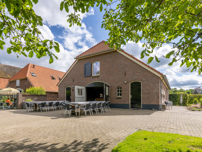 Vakantiehuis in Deest (Gelderland) voor 16 personen met 6 slaapkamers.