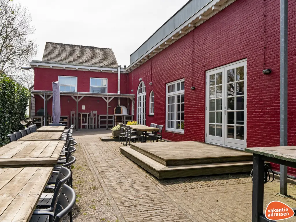 Vakantiehuis in Elahuizen (Friesland) voor 35 personen met 16 slaapkamers.