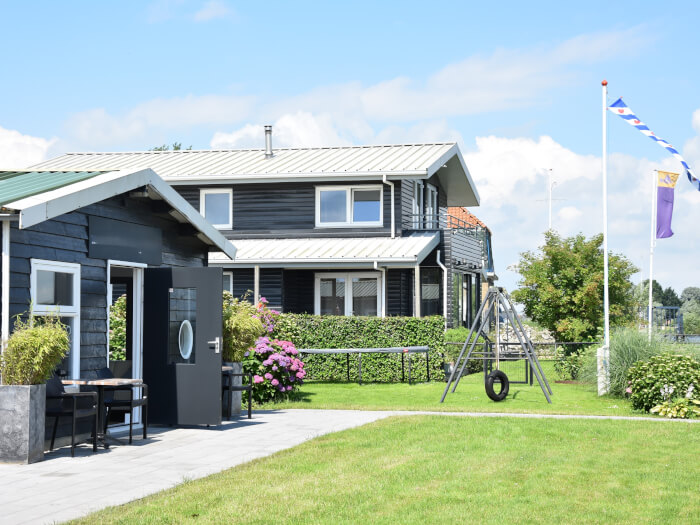 Vakantiehuis in Sneek (Friesland) voor 25 personen met 10 slaapkamers.