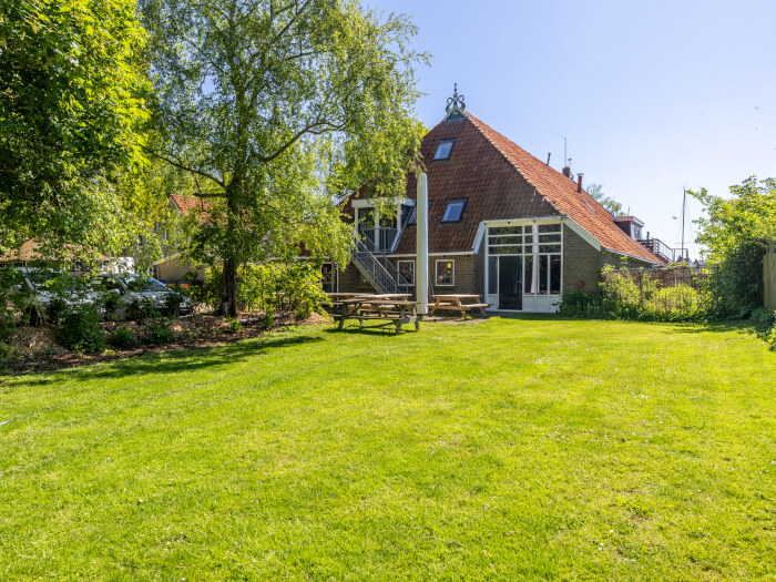 Vakantiehuis in Balk (Friesland) voor 35 personen met 13 slaapkamers.