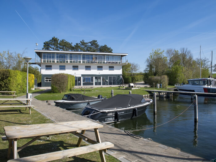 Vakantiehuis in Wolphaartsdijk (Zeeland) voor 48 personen met 12 slaapkamers.